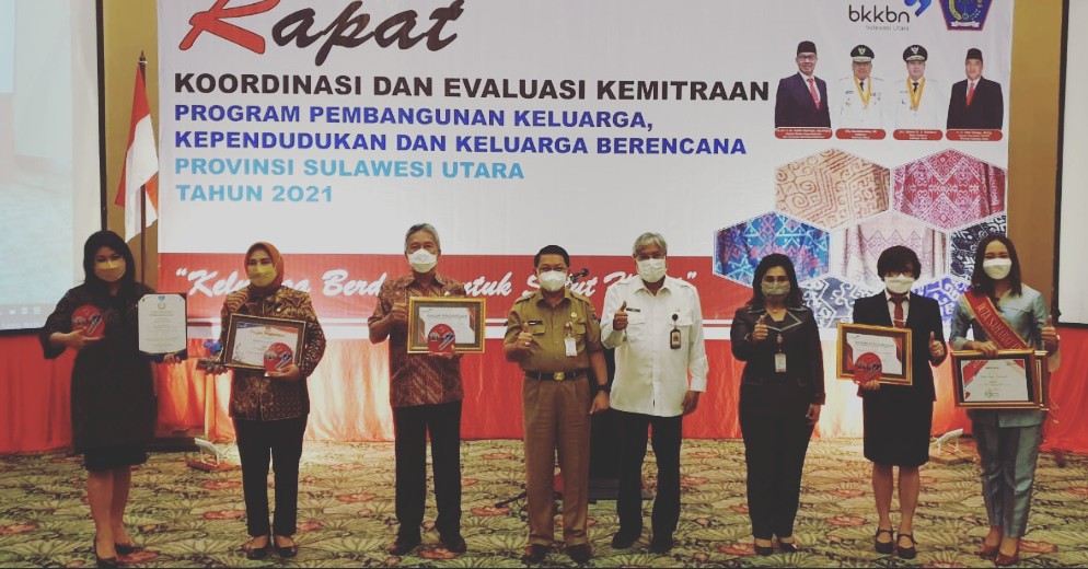 Wali Kota Tatong Bara Terima Penghargaan MKJP Pelayanan KB Terbaik Nasional
