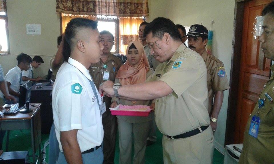Sekda Kabupaten Bolmong Buka Naskah UNBK di SMK Negeri I Mopuya