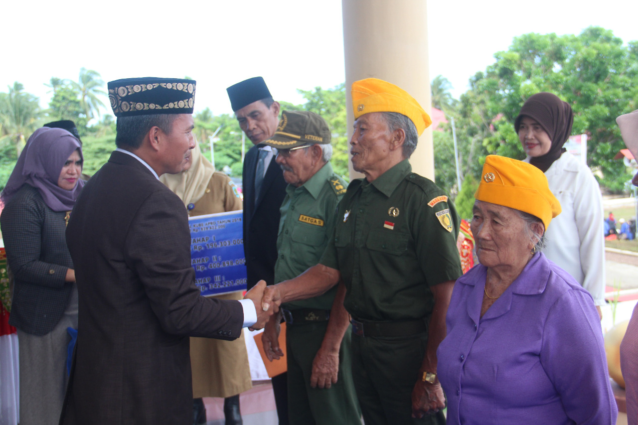 Pemkab Bolmong Berikan Bantuan Sembako Kepada Puluhan Veteran