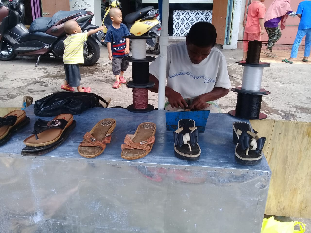 Akhir Tahun, Keuntungan Tukang Sol Sepatu Meningkat 200 Persen