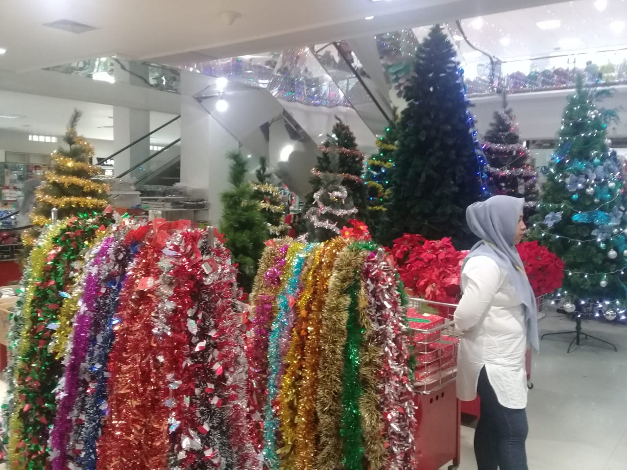 Pernak-Pernik Natal di Toko dan Supermarket di Kotamobagu Laris