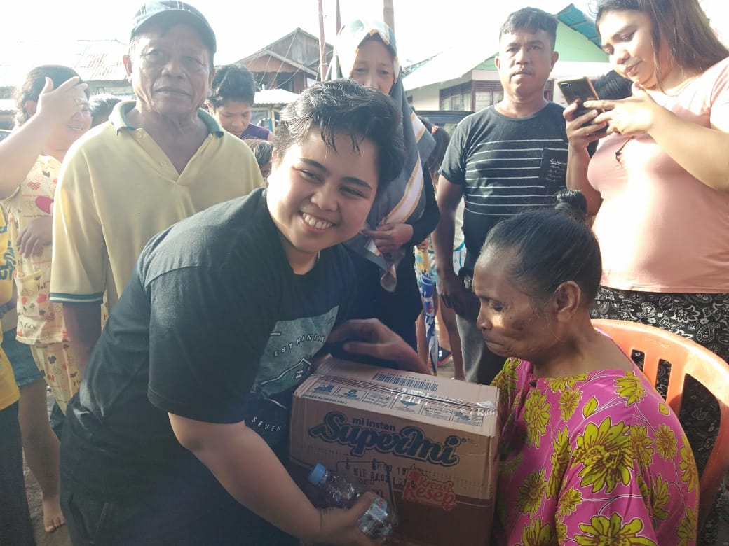 Amalia Landjar Berbaur Bersama Korban Banjir di Manado