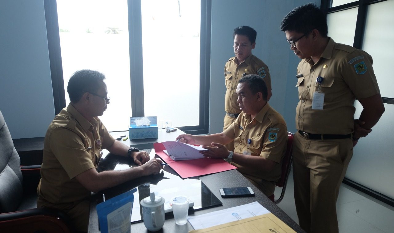 Pejabat di Dinas Kominfo Bolmong Tanda Tangani Perjanjian Sasaran Kerja