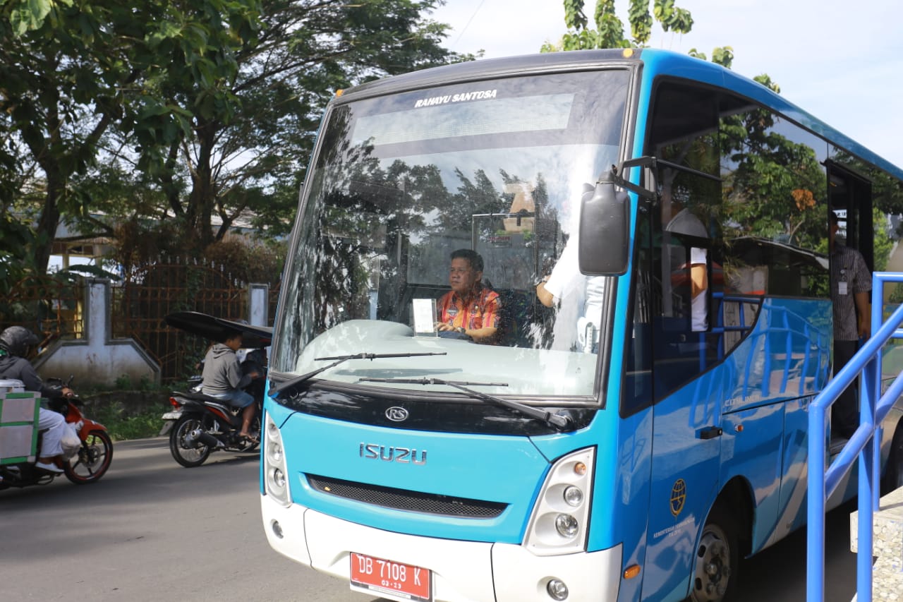 Kemudikan Bus Keliling Kotamobagu, Wawali Tegaskan Bentor Tetap Kendaraan Alternatif