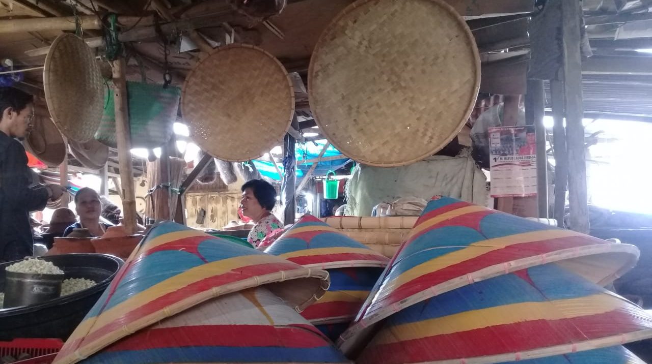 Berbekal Hasil Kerajinan Anyaman Bambu, Wanita Ini Raup Untung di Pasar Gogagoman