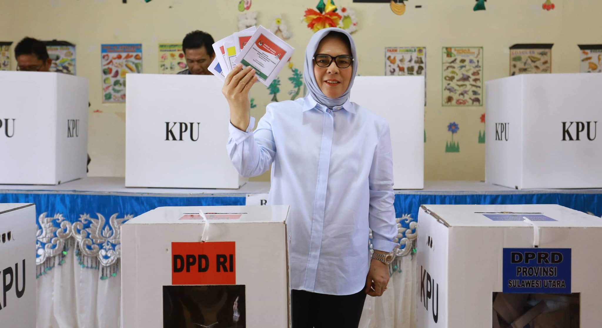 Salurkan Hak Pilih di TPS 8 Matali, Ini Harapan Walikota Pada Pemilu Serentak