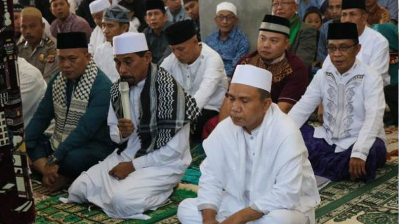 Sholat Idul Fitri di Masjid Nur Jannah Tutuyan, Bupati Boltim Berbaur Bersama Warga