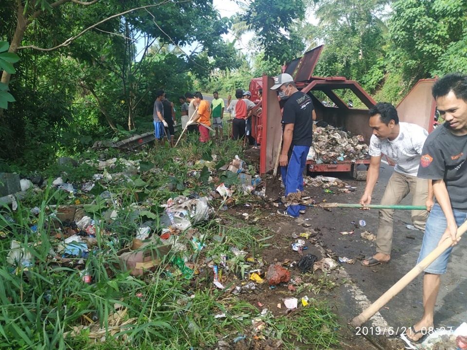 DLH Boltim Turun Langsung Bersihkan Sampah di Jalan Trans Tutuyan