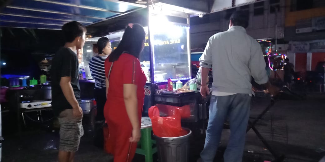 Jelang Lebaran, Omzet Penjual Sate di Jalan Kartini Ini Meningkat Drastis