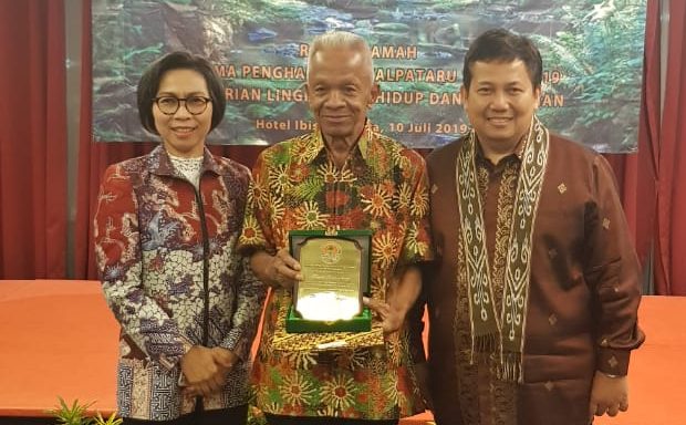 Bupati Bolmong Dampingi Mantan Sangadi Mengkang Terima Penghargaan Kalpataru