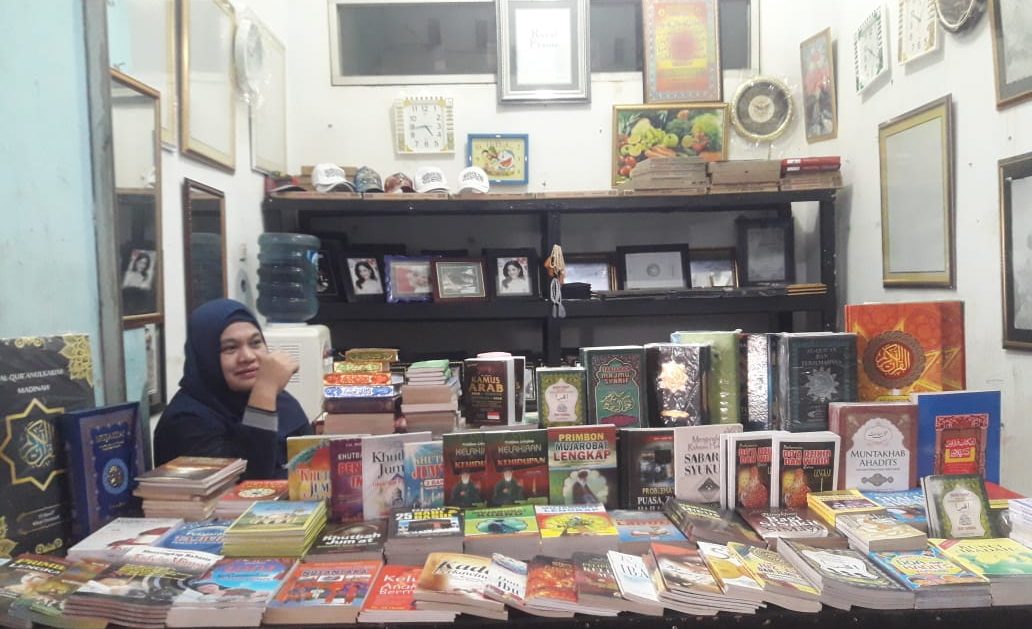 Warga Gogagoman Ini Pilih Jual Aksesories dan Buku Religi di Kiosnya