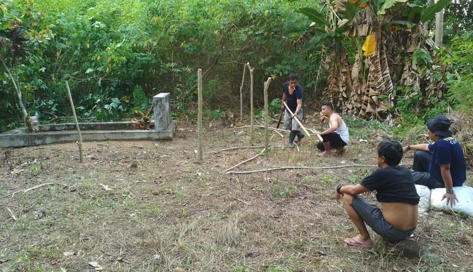 Jelang Hari Pers Nasional, Sejumlah Pewarta Bersihkan Makam Leluhur Bolaang Mongondow