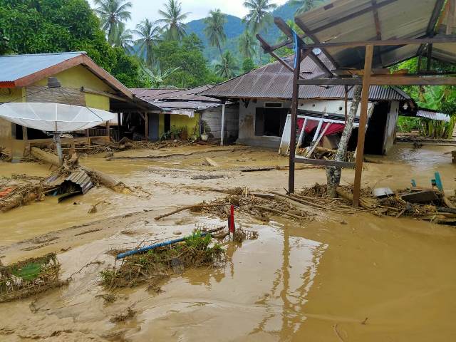 Desa Domisil Diterjang Banjir Bandang