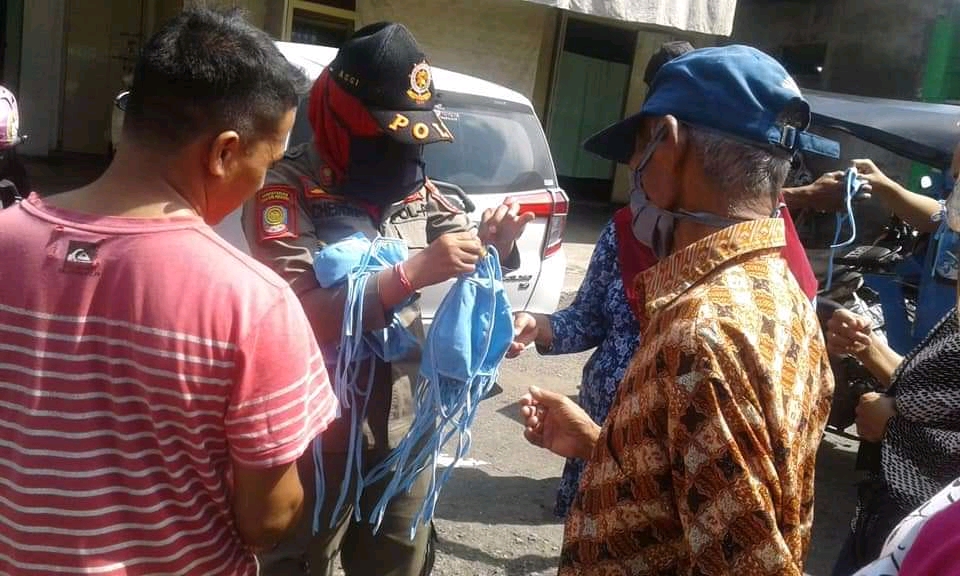 Satpol-PP Kotamobagu Bagi-Bagi Masker ke Warga Sekitar Pasar 23 Maret
