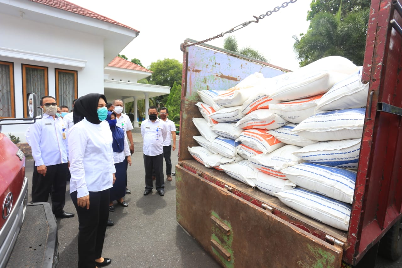 Walikota Tatong Bara Distribusi Ratusan Ton Beras Untuk Warga Terdampak Covid-19