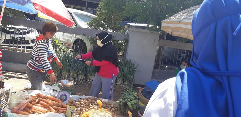 TP-PKK Bersama DWP Kotamobagu Turun ke Pasar, Bagikan Masker Untuk Warga
