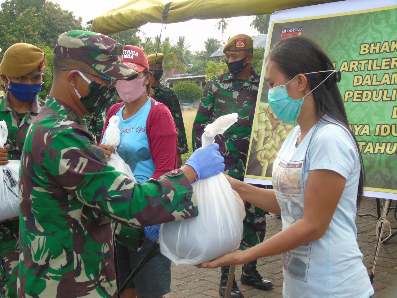Yon Armed 19 Bolmong Berbagi Bersama Warga Kurang Mampu