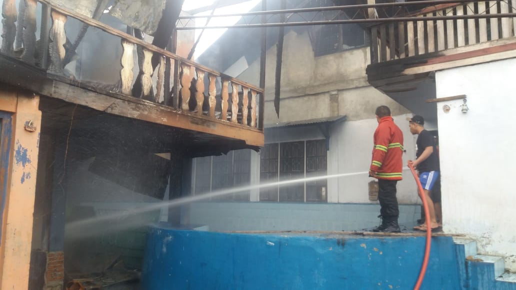 Hanya 15 Menit, Damkar Kotamobagu Berhasil Padamkan Kebakaran di Kos-Kosan