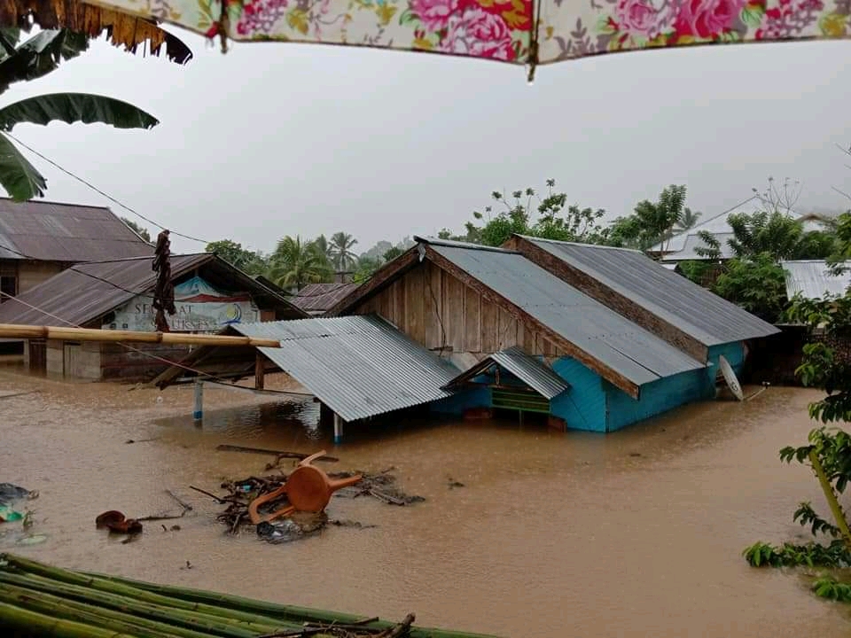 Banjir di Desa Doloduo III Nyaris Sampai di Atap Rumah, Ini Foto-Fotonya