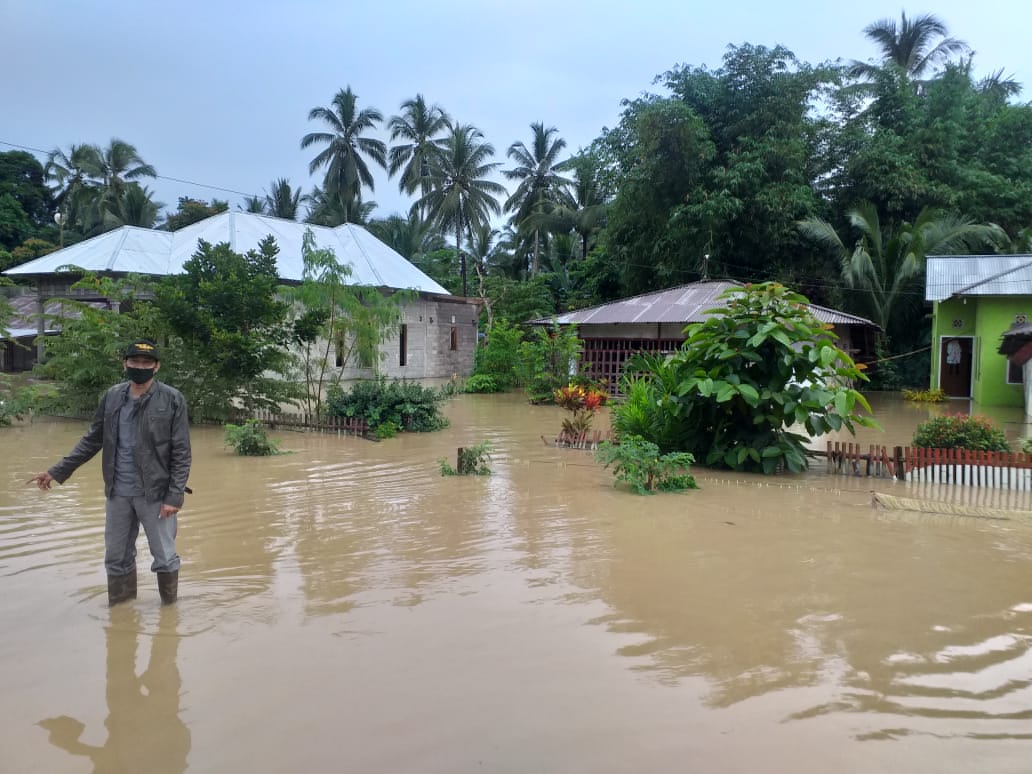 Curah Hujan Tinggi Sebabkan 7 Desa Terendam Banjir dan Jalan Penghubung Amblas di Wilayah Dumoga