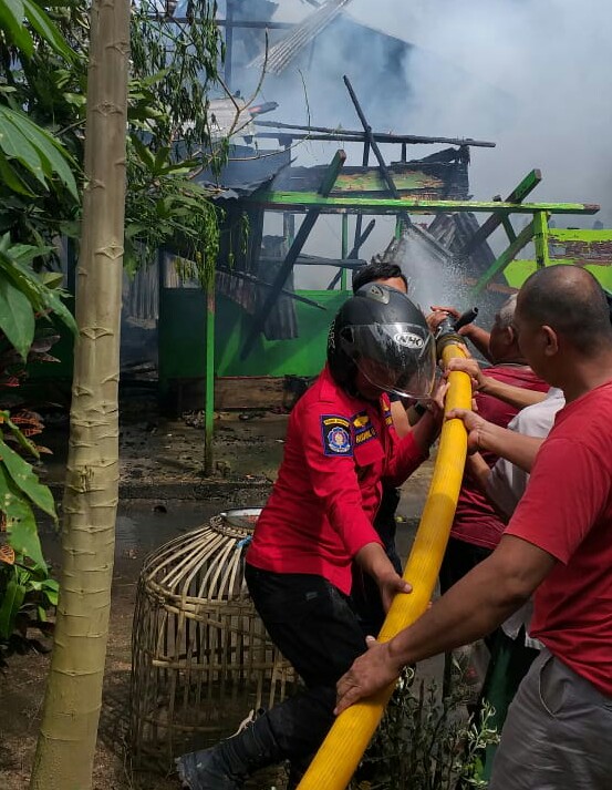 Hanya 15 Menit, Damkar Kotamobagu Berhasil Padamkan Kebakaran di Kotobongon