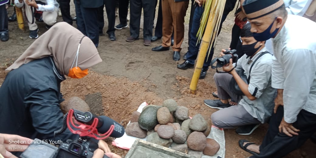 Wali Kota Tatong Bara Letakkan Batu Pertama Pembangunan Pesantren Ayyastiyah di Desa Bungko