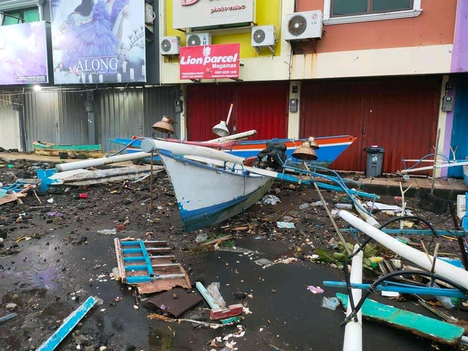 Perahu Dan Sampah Berserakan di Kawasan Mega Mas Manado Pagi Ini