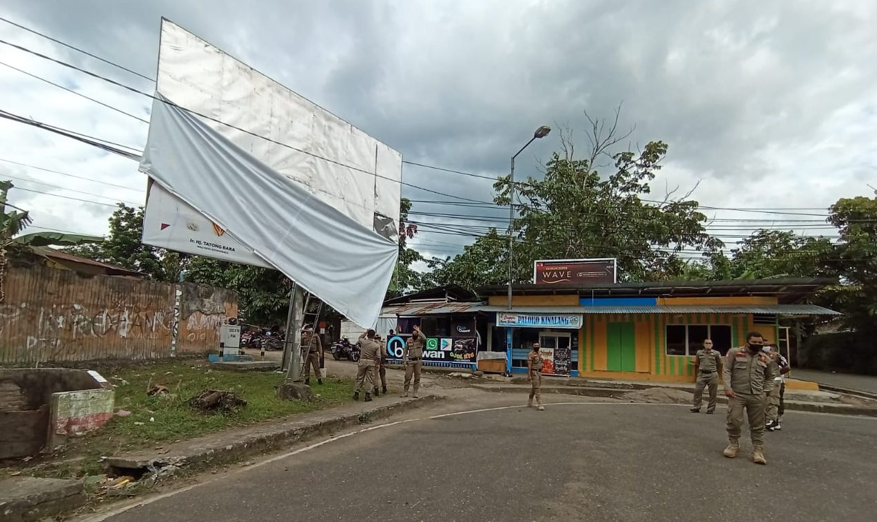 Baliho Kadaluarsa di Kotamobagu Mulai Dibersihkan Satpol-PP