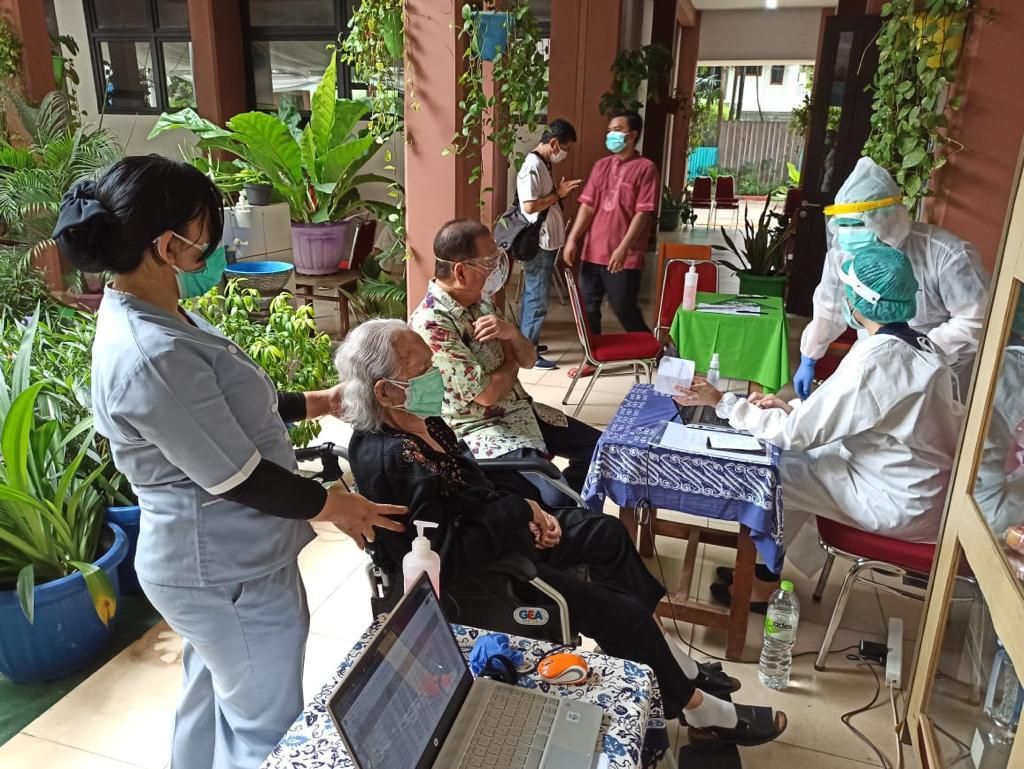 Wanita Ini Jadi Penerima Vaksin Covid Tertua di Indonesia