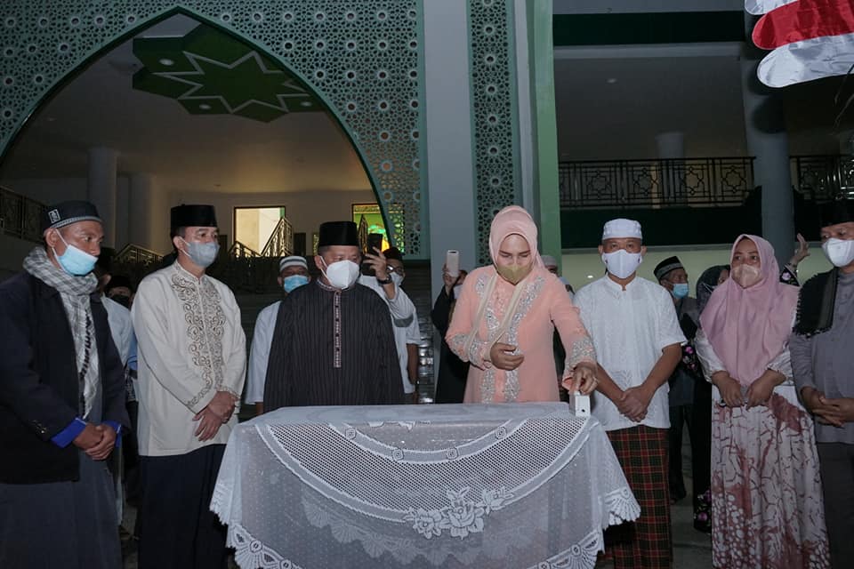 Wali Kota Tatong Bara Lakukan Pemasangan Monuntul di Masjid Agung Baitul Makmur Kotamobagu