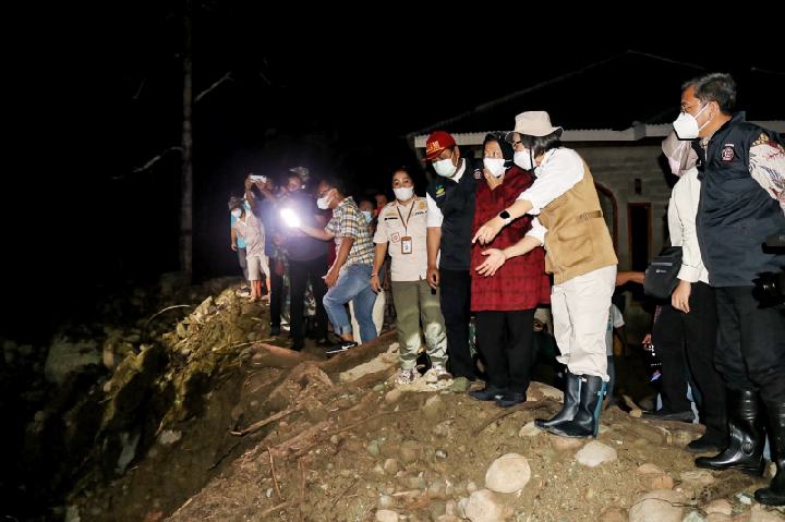 Yasti Dampingi Mensos RI Meninjau Lokasi Bencana Banjir Bandang