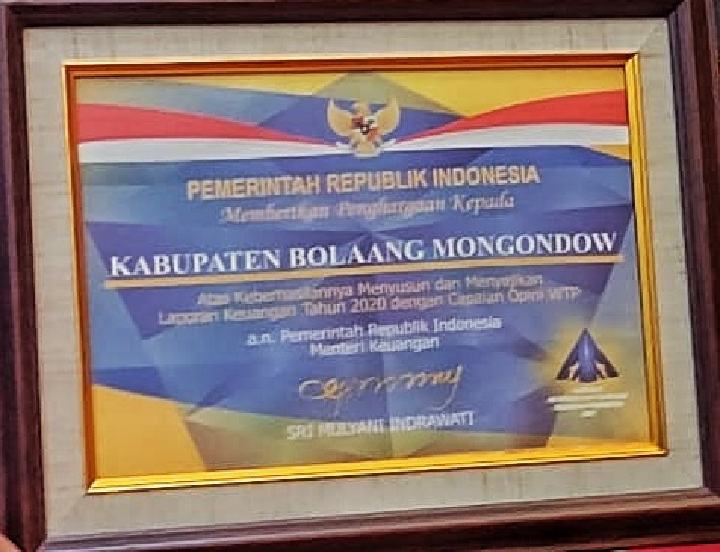 Tahlis Wakili Bupati Bolmong Terima Penghargaan Dari Menkeu RI