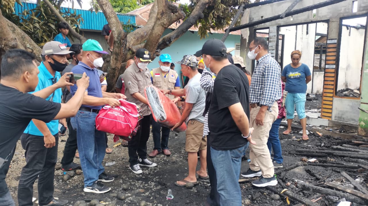 Bupati Sachrul Serahkan Bantuan Pada Korban Kebakaran