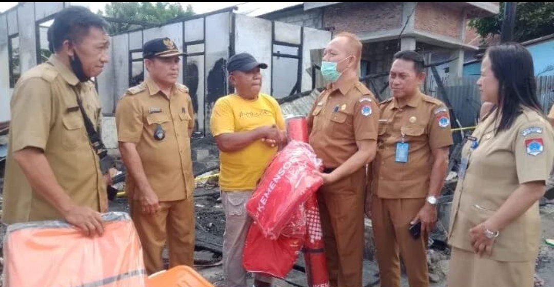 Pemkab Boltim Serahkan Bantuan Kepada Korban Kebakaran di Desa Bulawan Satu