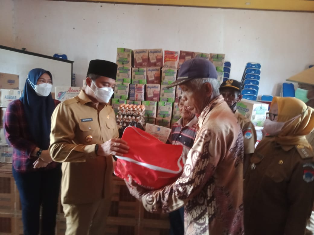 Bupati Sachrul Turun Langsung Berikan Bantuan Pada Korban Banjir di Desa Motongkad Utara