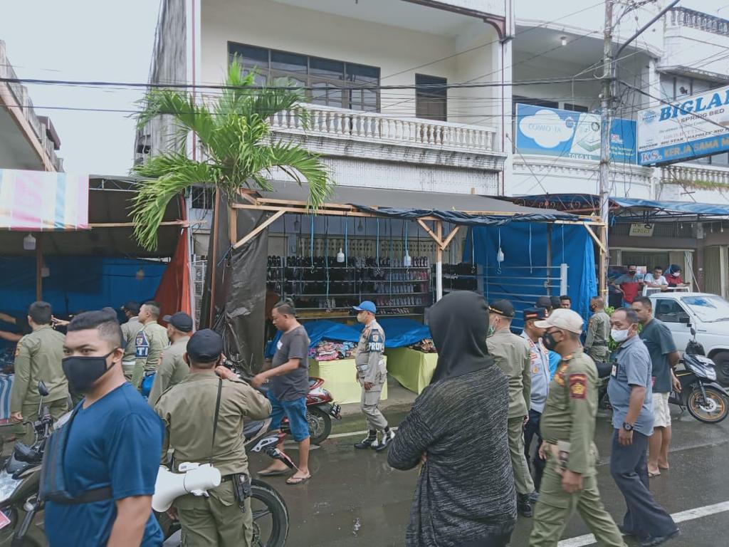 Satpol PP Tertibkan Kanopi Pedagang di Ruas Jalan Kartini