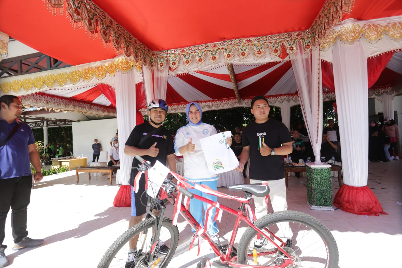 Lepas Kotamobagu Fun Bike 2022, Wali Kota Tatong Bara Ikut Serahkan Doorprize 1 Unit Sepeda