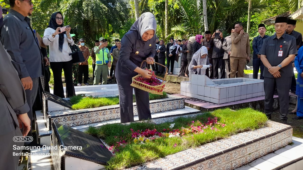 Jelang HUT Kotamobagu ke 15, Wali Kota Tatong Bara Ziarah ke Sejumlah Makam Kepala Daerah