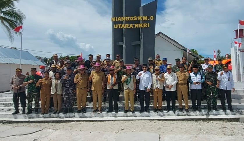 Empat Pejabat TNI Angkatan Laut Dampingi Kunjungan Kerja Menkopolhukam dan Mendagri di Miangas