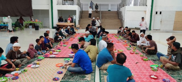 Masjid Agung Baitul Makmur Sediakan Takjil Bagi Musafir