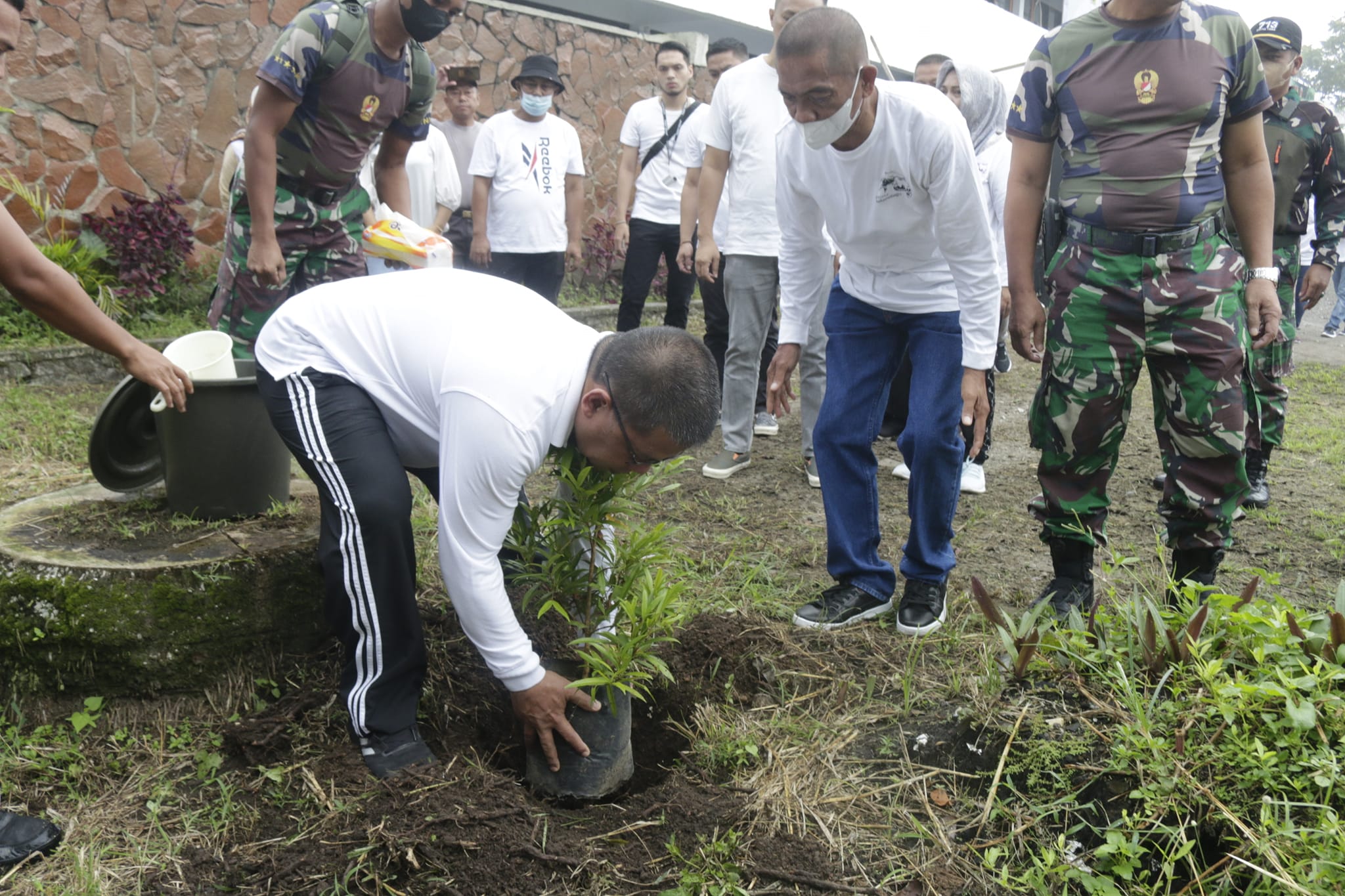 Peringati HLH, Pemkot Kotamobagu Bersama TNI Gelar Tanam Pohon dan Bersih – Bersih