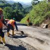 Bantu Warga, PT. PP di Proyek Bendungan Lolak Ikut Bersihkan Ruas Jalan Provinsi