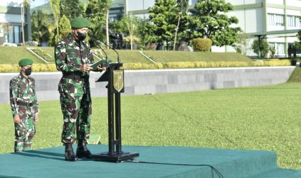 Brigjend TNI Lumintang Bacakan Sambutan Menkominfo Saat Upacara Harkitnas di Makodam XIII/Merdeka