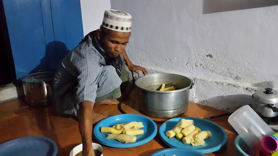 Pejabat Bolsel Ini Rela Layani Jamaah Dengan Menyajikan Makanan 