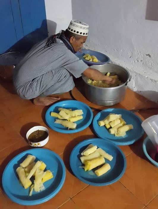 Pejabat Bolsel Ini Rela Layani Jamaah Dengan Menyajikan Makanan