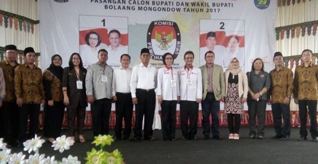 Foto bersama komisioner KPU Provinsi, KPU Bolmong, dan jajaran moderatir serta panelis bersama pasangan calon dalam debat kandidat tahap pertama