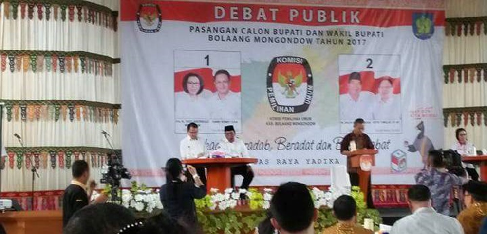 Dua pasangan calon Bupati dan Wakil Bupati Bolmong dalam debat kandidat tahap I