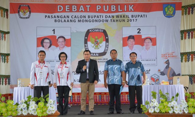 Moderator Debat kandidat tahap kedua, DR Ferry Liando memperkenalkan dua pasangan calon Bupati dan Wakil Bupati Bolmong