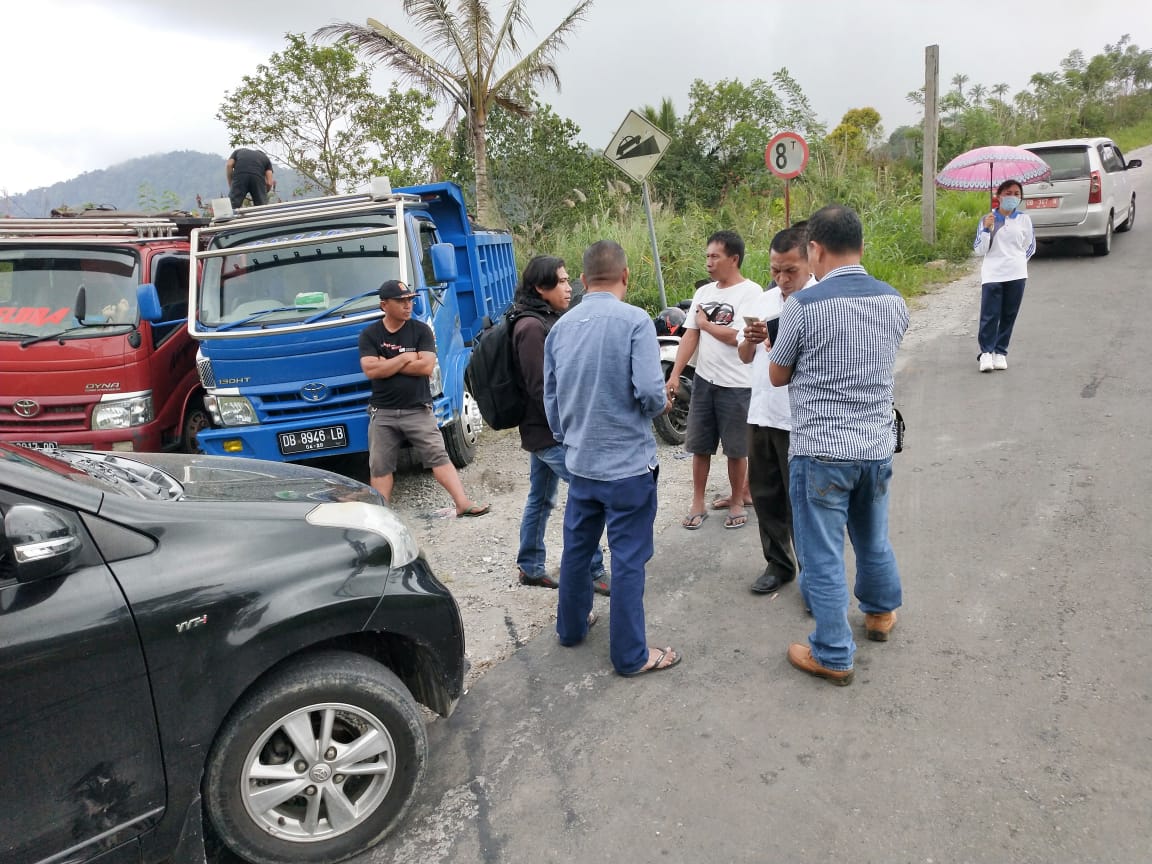Sejumlah truck pengangkut pasir besi saat dimintai keterangan oleh camat mooat dan Polsek Modayag.
