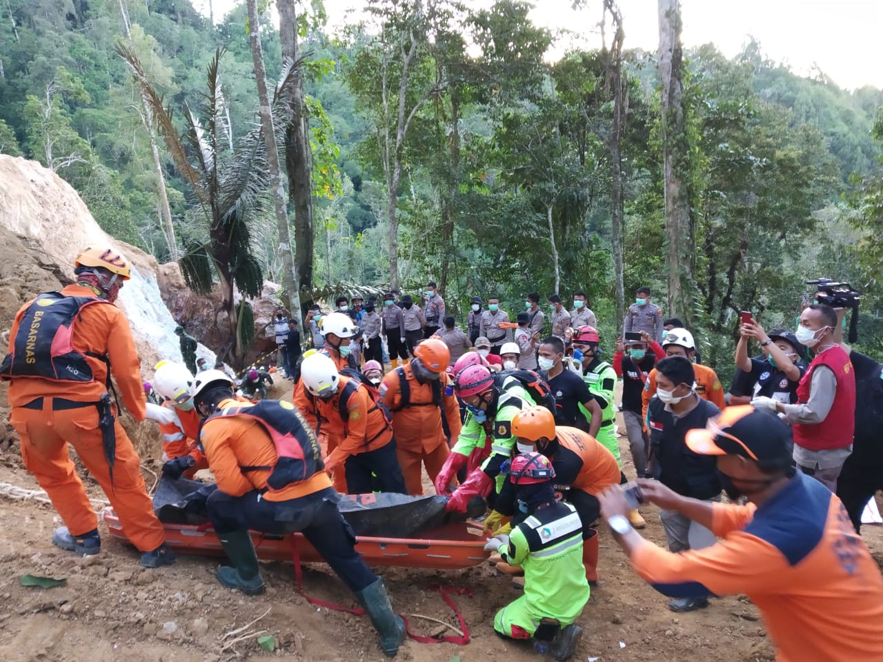 Korban longsor bakan yang ditemukan diduga warga Tanoyan Selatan kecamatan Lolayan Kabupaten Bolaang Mongondow. Data sementara tersebut didapat